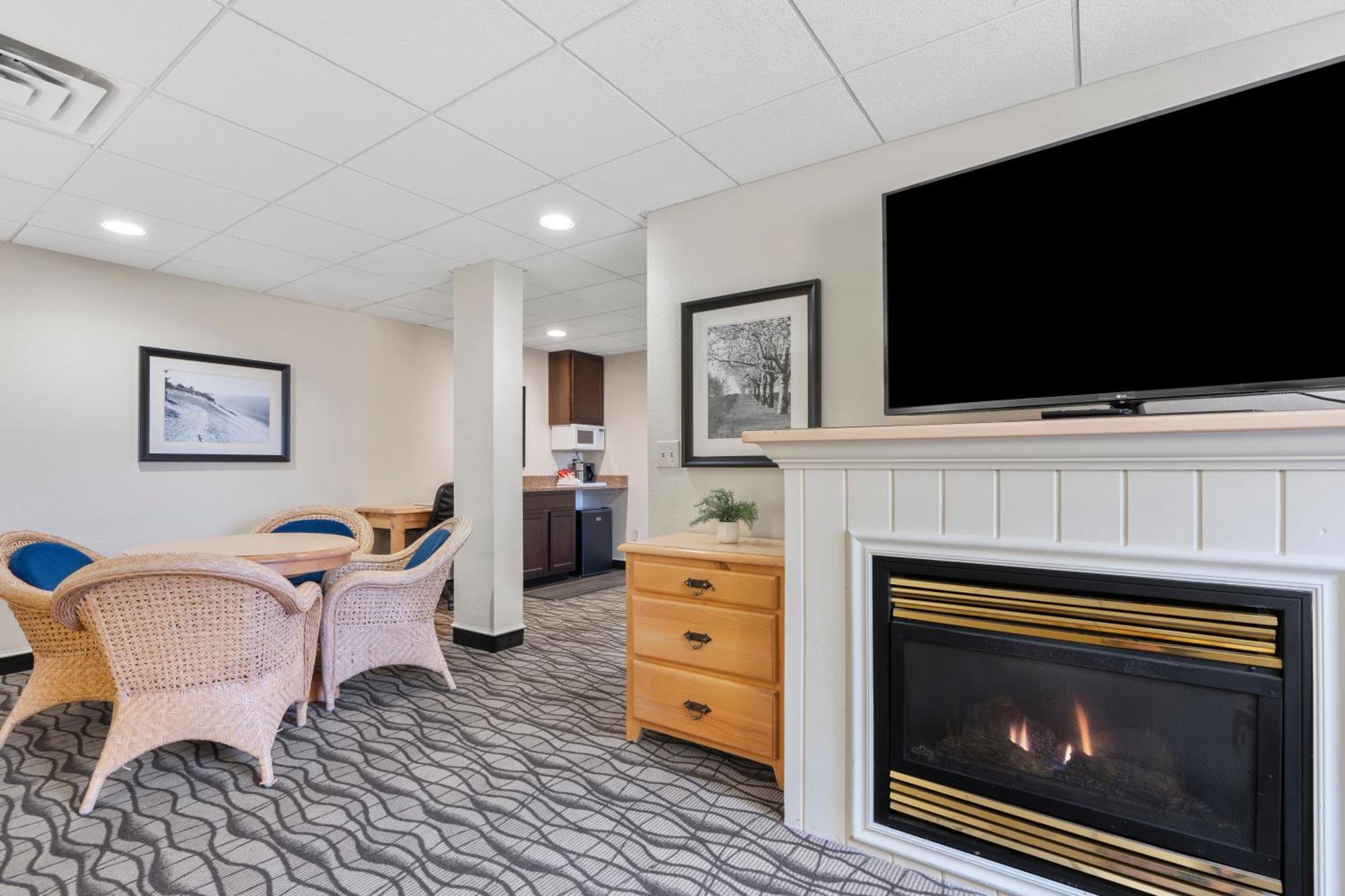 Cherry Tree Inn & Suites Traverse City Ngoại thất bức ảnh
