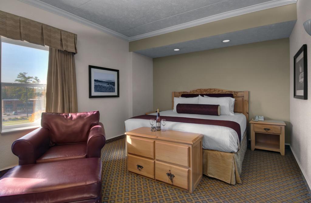 Cherry Tree Inn & Suites Traverse City Ngoại thất bức ảnh
